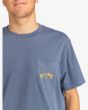 Hombre con camiseta de manga corta con bolsillo Billabong Stacked Arch Azul Pocket