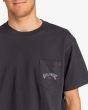 Hombre con Camiseta de manga corta con bolsillo Billabong Stacked Arch Negra Pocket