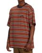 Hombre con camiseta de manga corta Billabong Baxter Rust lateral