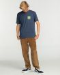 Hombre con camiseta de manga corta Billabong Stamp color azul vaquero corte normal