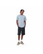 Hombre con camiseta orgánica de manga corta Carhartt WIP American Script azul escarcha corte holgado