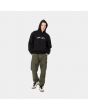 Hombre con Pantalón Carhartt WIP Cargo Jogger verde frontal