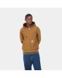 Hombre con cazadora Carhartt WIP Active Jacket Winter Marrón frontal