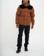 Hombre con cazadora acolchada con capucha Deus Ex Machina Summit Puffa Marrón frontal