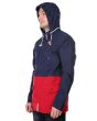 Hombre con cazadora Nixon PI Jacket Azul Marino y Roja capucha