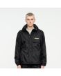 Hombre con Cazadora de capucha Santa Cruz Sundown Jacket negra frontal