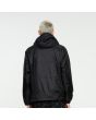 Hombre con Cazadora de capucha Santa Cruz Sundown Jacket negra posterior