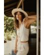 Mujer con chaleco Brixton Polanco Tank Blanco lifestyle