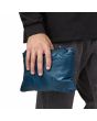 Hombre con chaleco acolchado impermeable Patagonia Nano Puff Lagom Blue Azul plegable