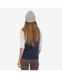 Mujer con Chaleco Polar Patagonia W's Retro Pile Vest azul marino posterior