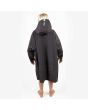 Modelo con chaqueta cambiadora Vissla 7 Seas phantom posterior