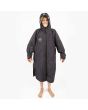 Modelo con chaqueta cambiadora Vissla 7 Seas phantom