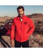 Hombre con chaqueta Deus Ex Machina Caballero roja bolsillo