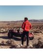 Hombre con chaqueta Deus Ex Machina Caballero roja estampado espalda