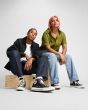 Hombre y Mujer con Zapatillas Converse Chuck 70 Vintage Canvas High Top Negras y Blancas Unisex