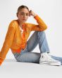 Mujer con Zapatillas Converse Chuck Taylor All Star Lift Platform High Top color blanco y negro lateral