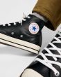 Hombre con Zapatillas Converse de piel Chuck 70 Leather High Top Negras y Blancas detalle
