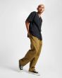 Hombre con Zapatillas Converse de piel Chuck 70 Leather High Top Negras y Blancas lateral