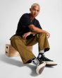 Hombre con Zapatillas Converse de piel Chuck 70 Leather High Top Negras y Blancas 