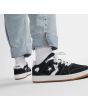 Hombre con Zapatillas de Skate Converse CONS AS-1 Pro negras y blancas lateral