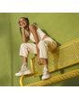 Mujer con Zapatillas Converse de plataforma Run Star Legacy CX Animal Abstract blanco y coral con leopardos estampados lifestyle