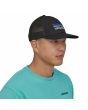 Hombre con Gorra Trucker Patagonia P-6 Logo LoPro negra Unisex lateral