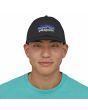 Hombre con Gorra Trucker Patagonia P-6 Logo LoPro negra Unisex