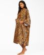 Mujer con Poncho de Surf Billabong Womens Hooded Towel Animal Print lateral