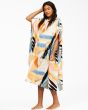 Mujer con poncho de Surf Billabong Womens Hooded Towel Heat Wave beige con estampado tropical lateral 