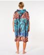 Hombre con poncho de surf Rip Curl Mix Up Print multicolor con estampado tropical posterior