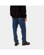 Hombre con Pantalón Vaquero de corte ajustado relajado Carhartt WIP Newel Pant azul lavado a la piedra posterior