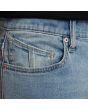 Hombre con Pantalón Vaquero Volcom Solver Denim Worker Indigo Vintage azul bolsillo