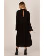 Mujer con vestido largo Amuse Society Lia negro posterior