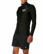 Hombre con camiseta técnica de protección solar Deus Baylands Chest Rash Vest Negra lateral