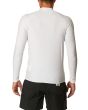 Hombre con camiseta técnica de protección solar Deus Baylands Chest Rash Vest Blanca posterior