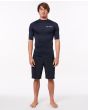 Hombre con camiseta de protección solar Rip Curl Icons Perf SSL UV UPF 50+ negra frontal