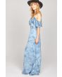 Mujer con maxivestido Amuse Society Lost Paradise azul lateral