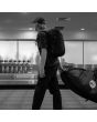 Hombre con Mochila antirrobo FCS X Pacsafe Mission Day Pack 28 Litros Negra
