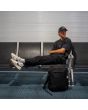 Hombre con Mochila antirrobo FCS X Pacsafe Mission Day Pack 28 Litros Negra lifestyle