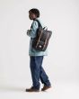Hombre con Mochila Herschel Little America Mid-Volume Backpack 21 Litros Negra Unisex 
