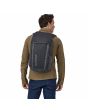 Hombre con Mochila mediana Patagonia Black Hole 32 Litros Smolder Blue Azul Marino Unisex