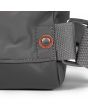 Mochila Mediana Vegana Roka Bantry B Sustainable Nylon Gris Grafito hebilla