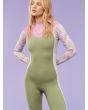 Mujer con Traje de neopreno Roxy 4/3mm Rise Back Zip color Palmed Out Light Grey frontal