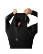 Hombre con Neopreno de surf Vissla New Seas 4/3mm V-Zip Negro fácil de poner y quitar