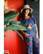 Mujer con pantalón Brixton Mercado Linen Terracota lifestyle bolsillo
