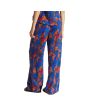 Mujer con pantalón Brixton Mercado Linen Terracota posterior