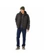 Hombre con plumífero Patagonia Jackson Glacier Jacket Negro ajuste regular
