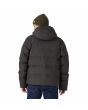 Hombre con plumífero Patagonia Jackson Glacier Jacket Negro posterior