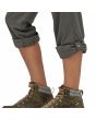 Mujer con Pantalón de senderismo Patagonia Women's Quandary Regular gris puño 
