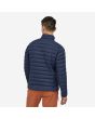 Hombre con chaqueta acolchada plegable Patagonia M's Down Sweater azul marino posterior